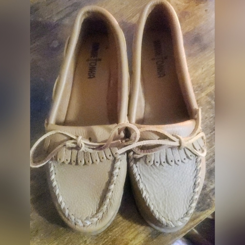 Minnetonka Women's Tan Moccasins